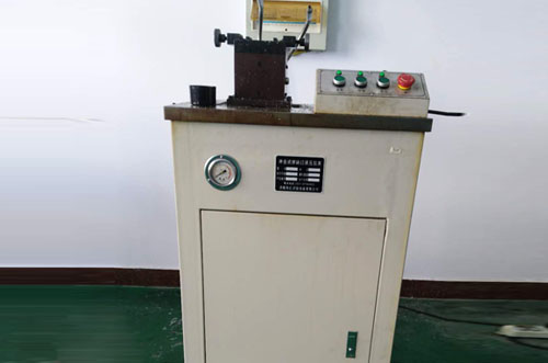 Impact sample notch hydraulic bed